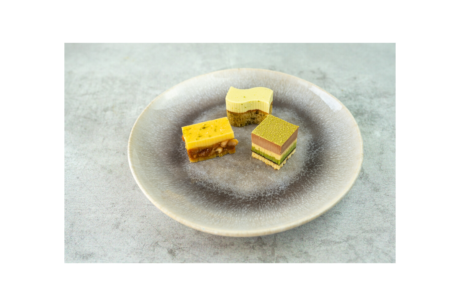 40002115-562101-manufaktur-pw-tk-petits-fours-0-021kg-stk-50-stk-karton.jpg Petits fours I PATISSERIE WALTER