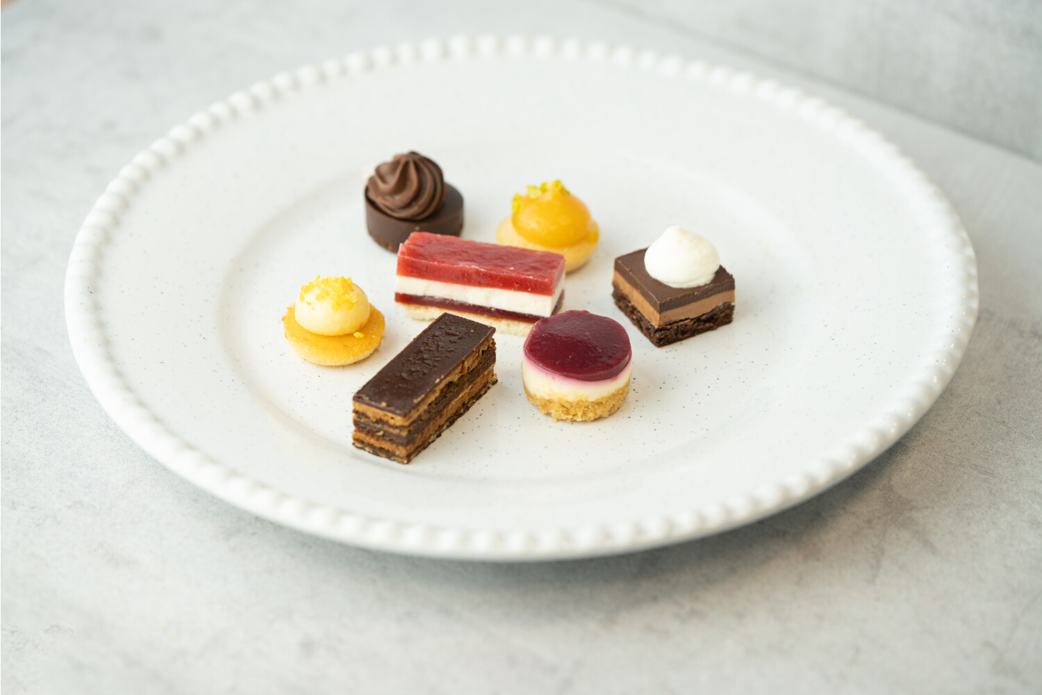 40002650-563215-manufaktur-tp-tk-petits-four-saint-germain-48-stueck-karton.jpg Petit Fours Saint-German I TRAITEUR DE PARIS