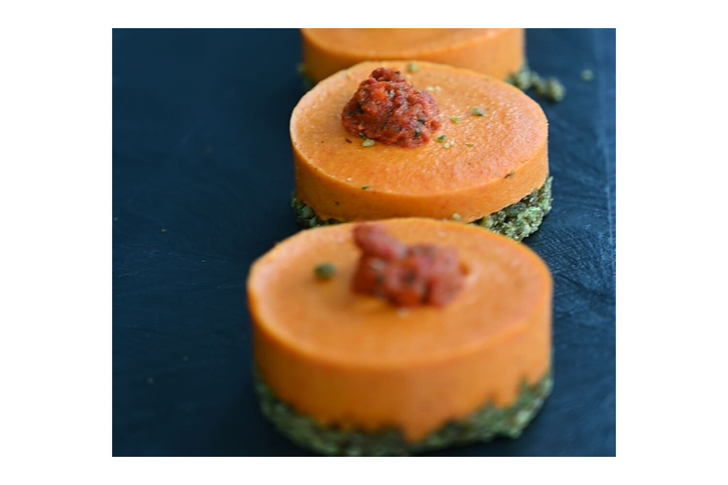 40002227-562096-manufaktur-pw-tk-paprika-rauch-toertchen-0-068kg-stk-25-stk-karton.jpg Paprika-Rauch-Törtchen I PATISSERIE WALTER