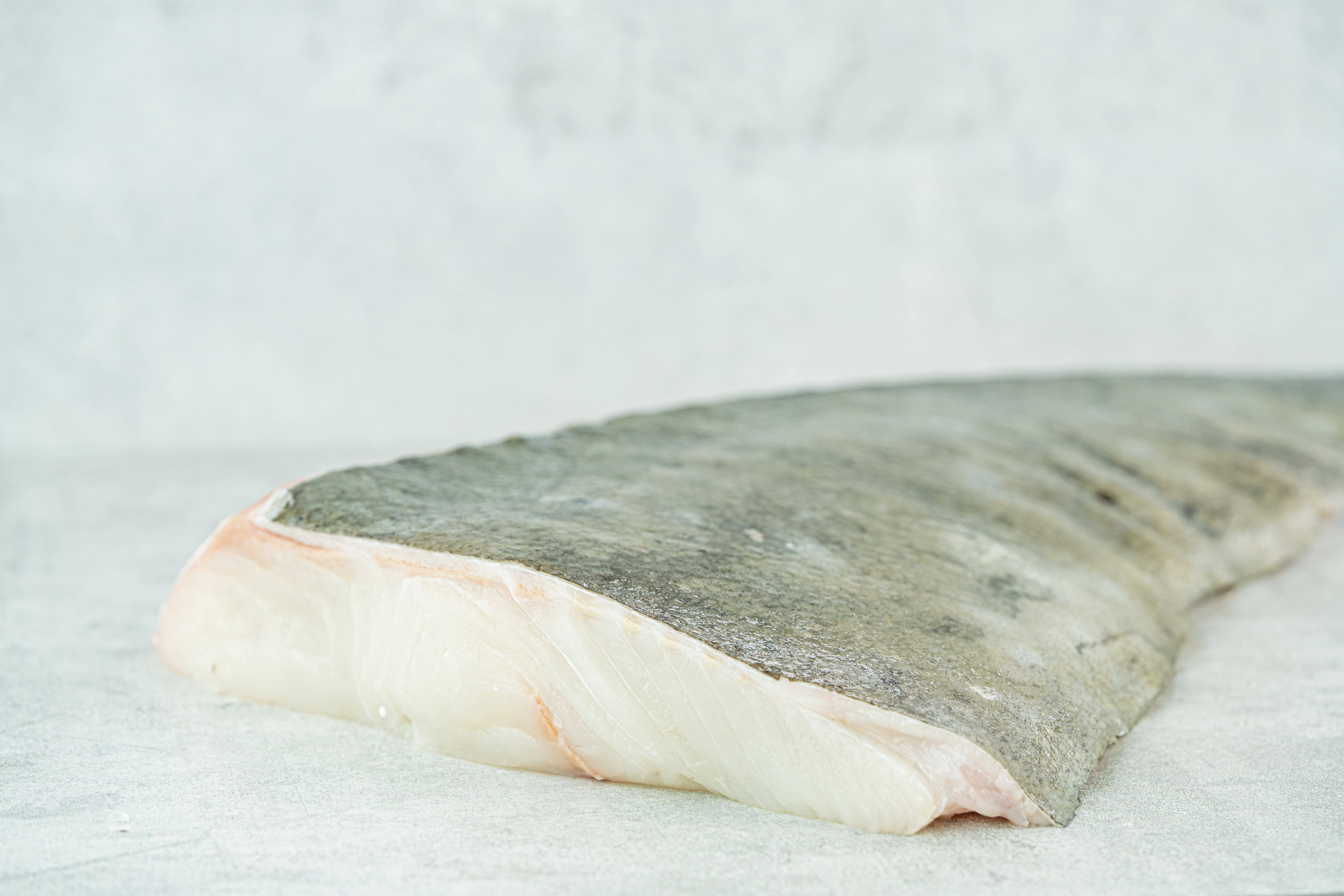 Weißes Heilbuttfilet mit Haut