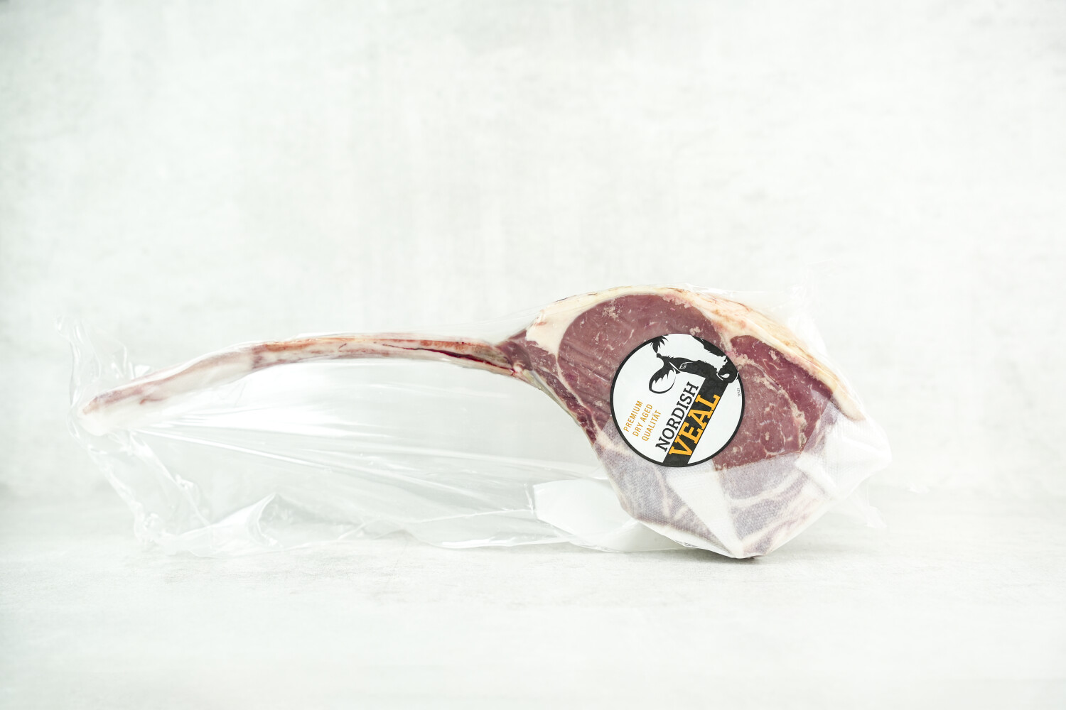 40003397-543346-dry-aged-nordish-veal-kalbs-tomahawk-0-6-0-8kg-stk-d.jpg