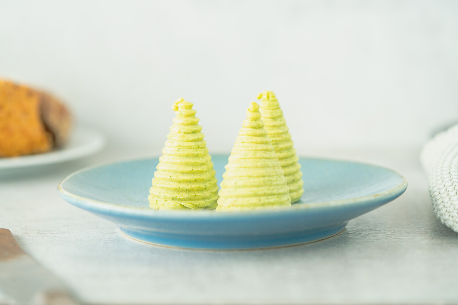 40002795-532864-butter-butterboyz-bio-gesalzen-kraeuter-kegel-30-x-15-g-schale.jpg Kräuter-Butter I BUTTERBOYZ