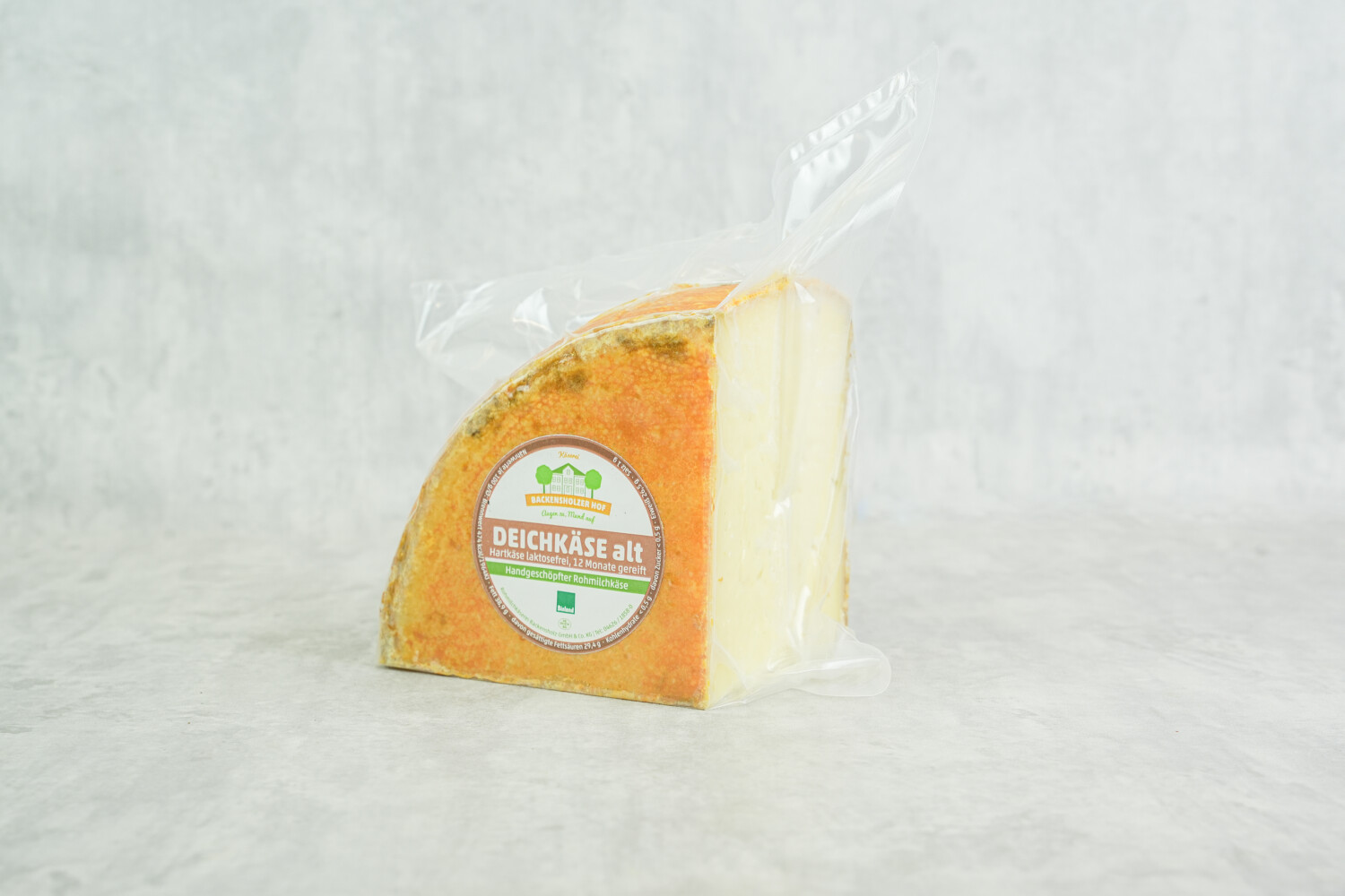 40002631-532872-kaese-bs-grosser-deichkaese-geviertelt-12-monate-backensholz-bio-ca-1-1-kg-stk.jpg Großer Deichkäse